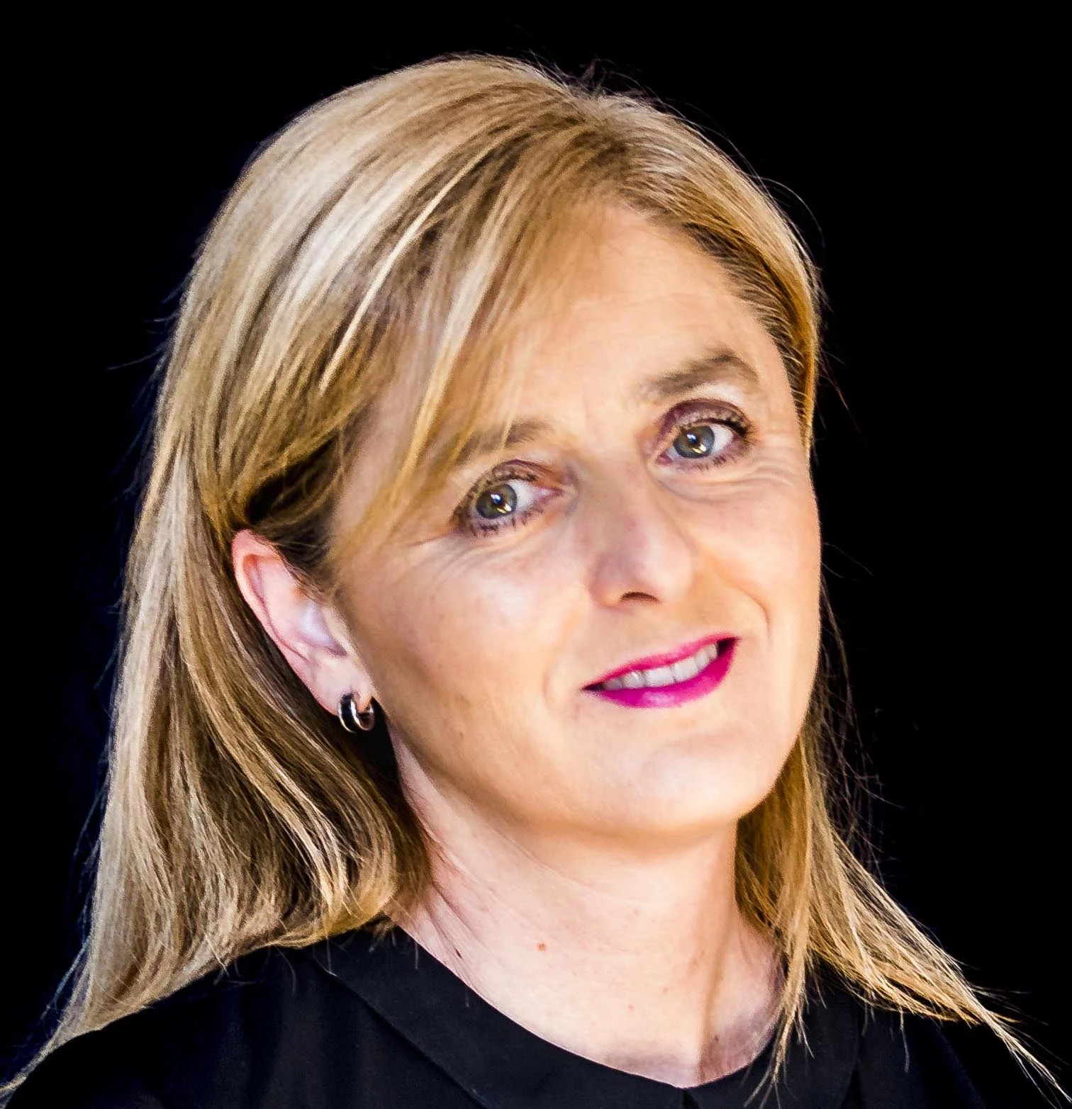 Luisa Valares sonriendo, retrato de cerca