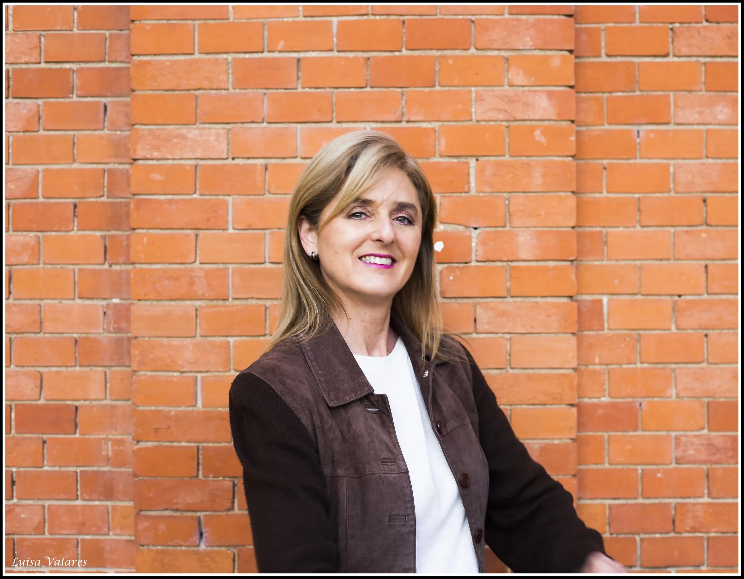 Luisa Valares — ladrillo sentada