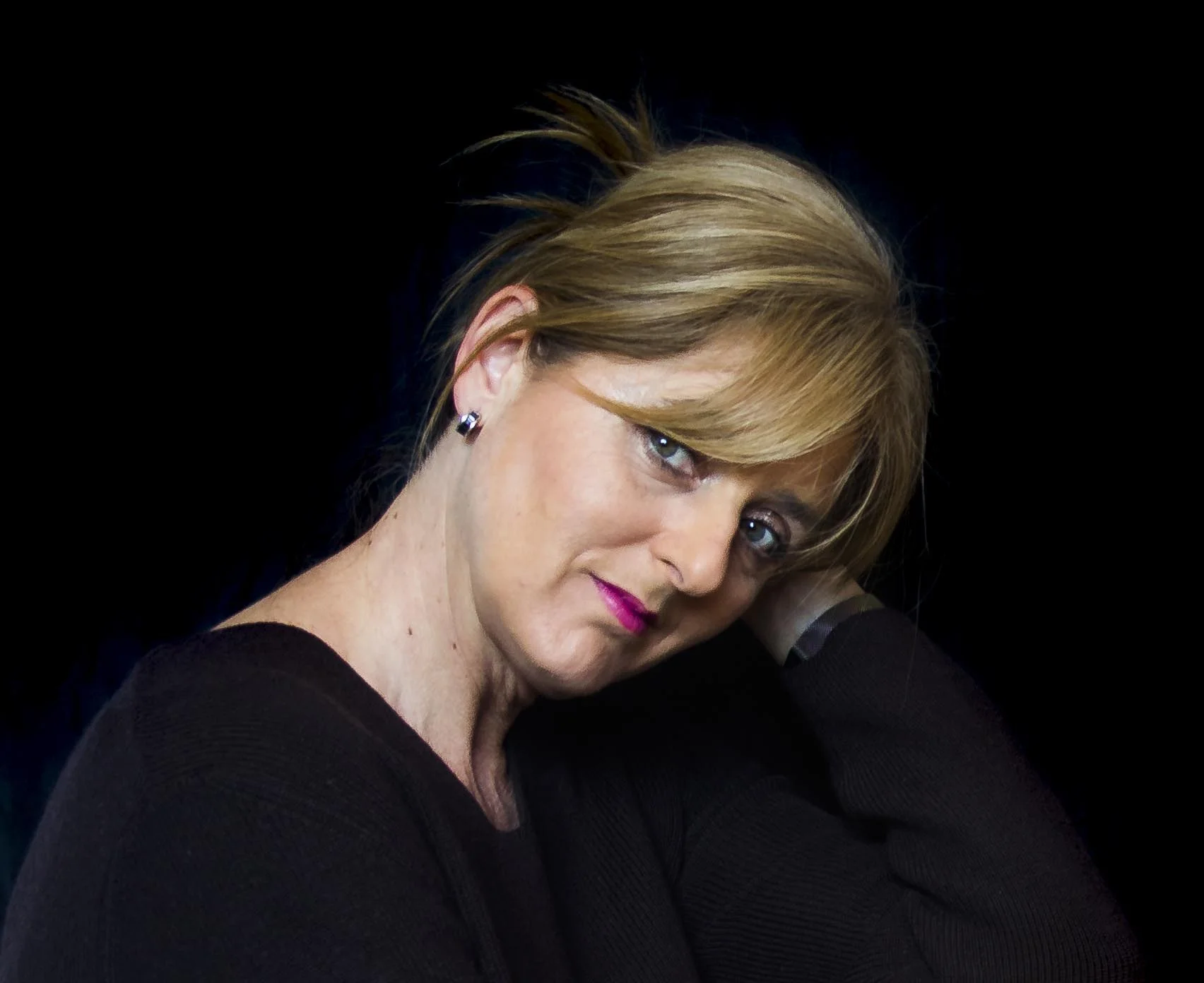 Retrato de Luisa Valares sobre fondo negro