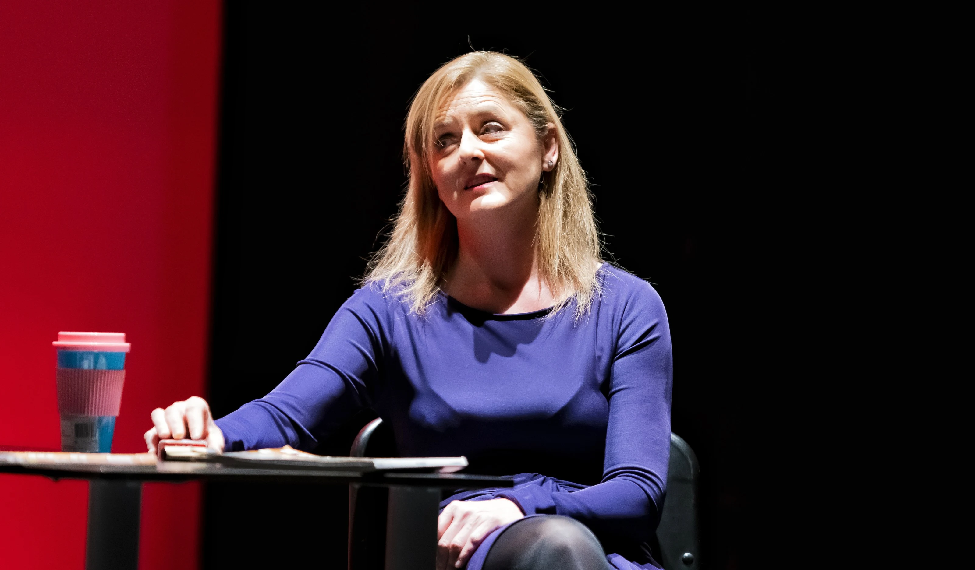 Luisa Valares sonriendo en escena en «Histerias de amor y humor»